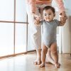 8 Conseils Utiles Pour Aider Bébé À Marcher Comme Un Grand serapportantà A Quel Age Un Bébé Marche A 4 Pattes