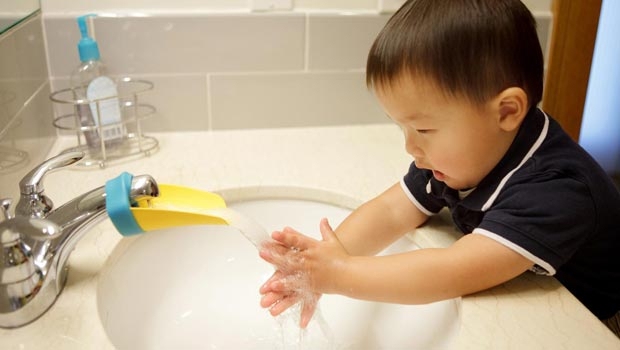 Bébé Est Prêt À Se Laver Les Mains ? Offrez-Lui Un Aqueduck destiné Avec Quoi Laver Les Vetements De Bébé