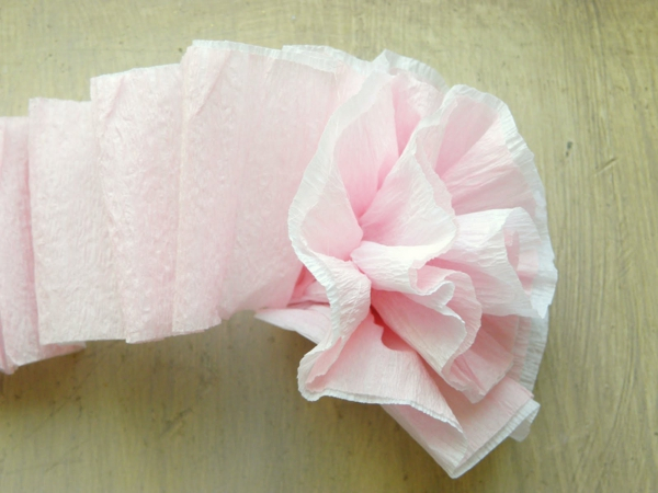 Comment Créer Une Fleur En Papier Crépon - Astuces Et encequiconcerne Comment Faire Une Rose Avec Du Papier