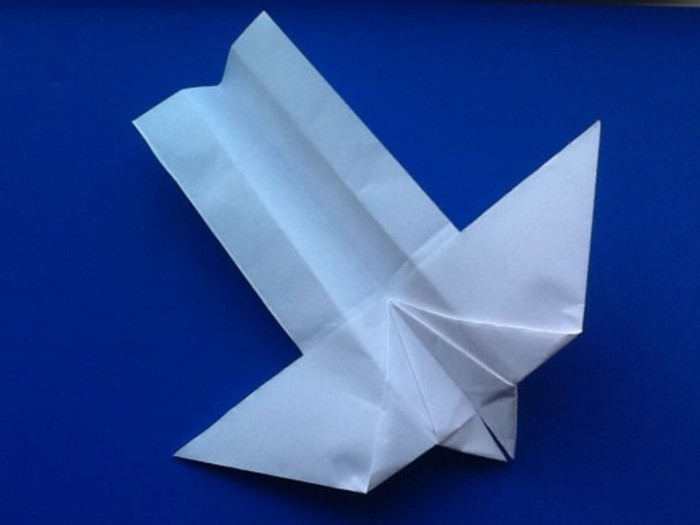 Comment Faire Un Avion En Papier - Astuces Et Modèles Pour concernant Comment Faire Un Avion De Chasse En Papier Qui Vole
