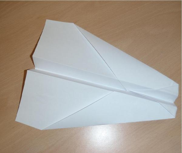 Comment Faire Un Avion En Papier Qui Vole Bien - 6 Étapes pour Comment Faire Un Avion De Chasse En Papier Qui Vole