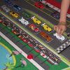 Course De Petite Voiture Sur Un Tapis De Formule 1 # à Jeux Course Enfant