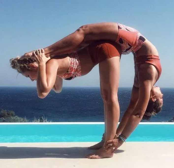 Des Poses Qui Ressemblent Étrangement À Des Exercices De Yoga concernant Figure De Yoga A Deux