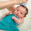 Donner Le Bain À Bébé - Bébé - 0-12 Mois - Soins De Bébé serapportantà Avec Quoi Laver Les Vetements De Bébé