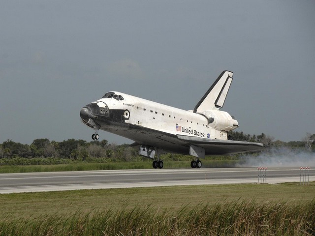 Endeavour S&amp;#039;Est Posée Au Kennedy Space Center serapportantà Atterrissage Navette Spatiale