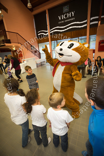 Enfants Avec Une Mascotte En Forme D'Écureuil. | Enfants pour Jeux D Écureuil