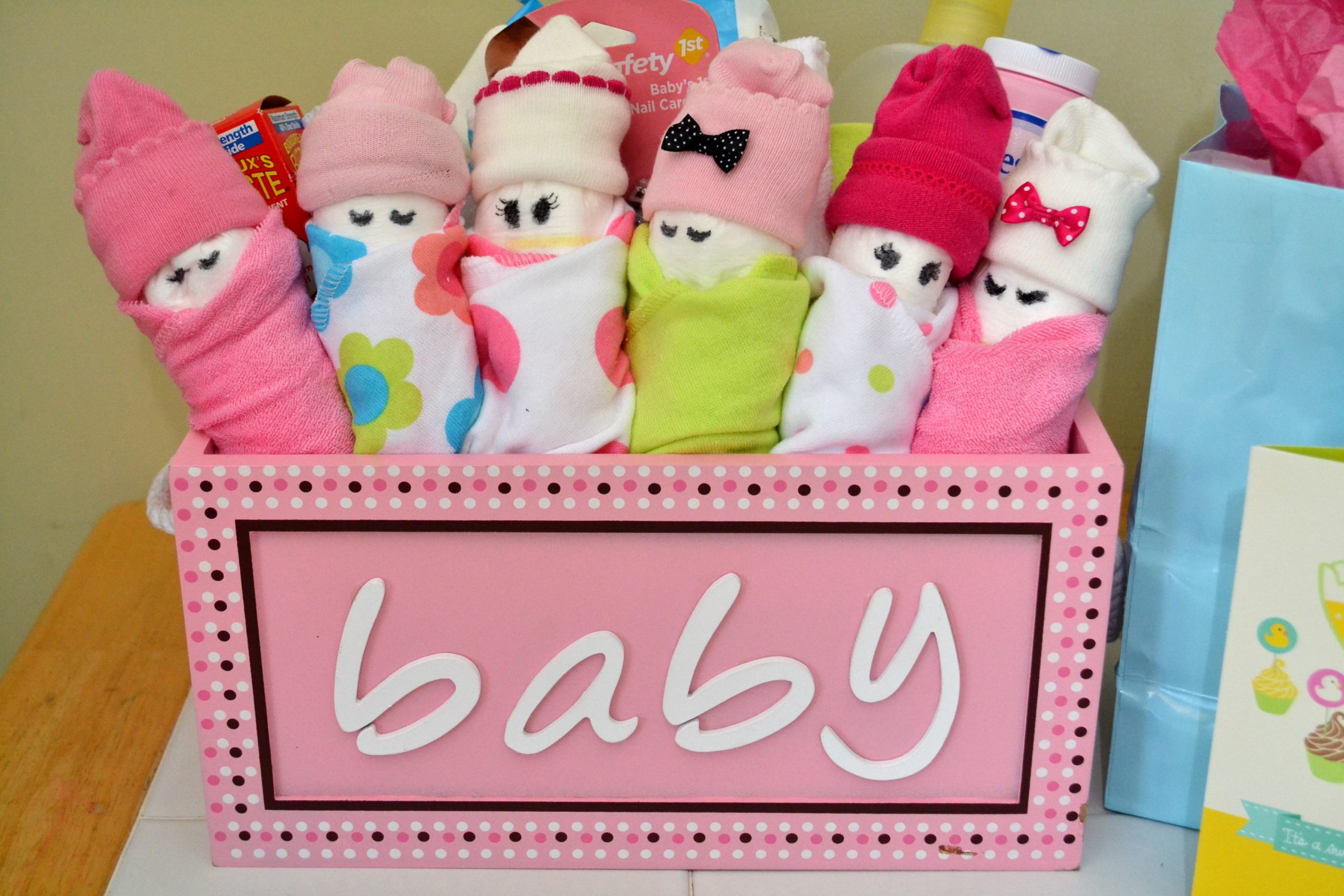 Essential Baby Shower Gifts &amp; Diy Diaper Babies avec Cadeau Pour Invités Baby Shower