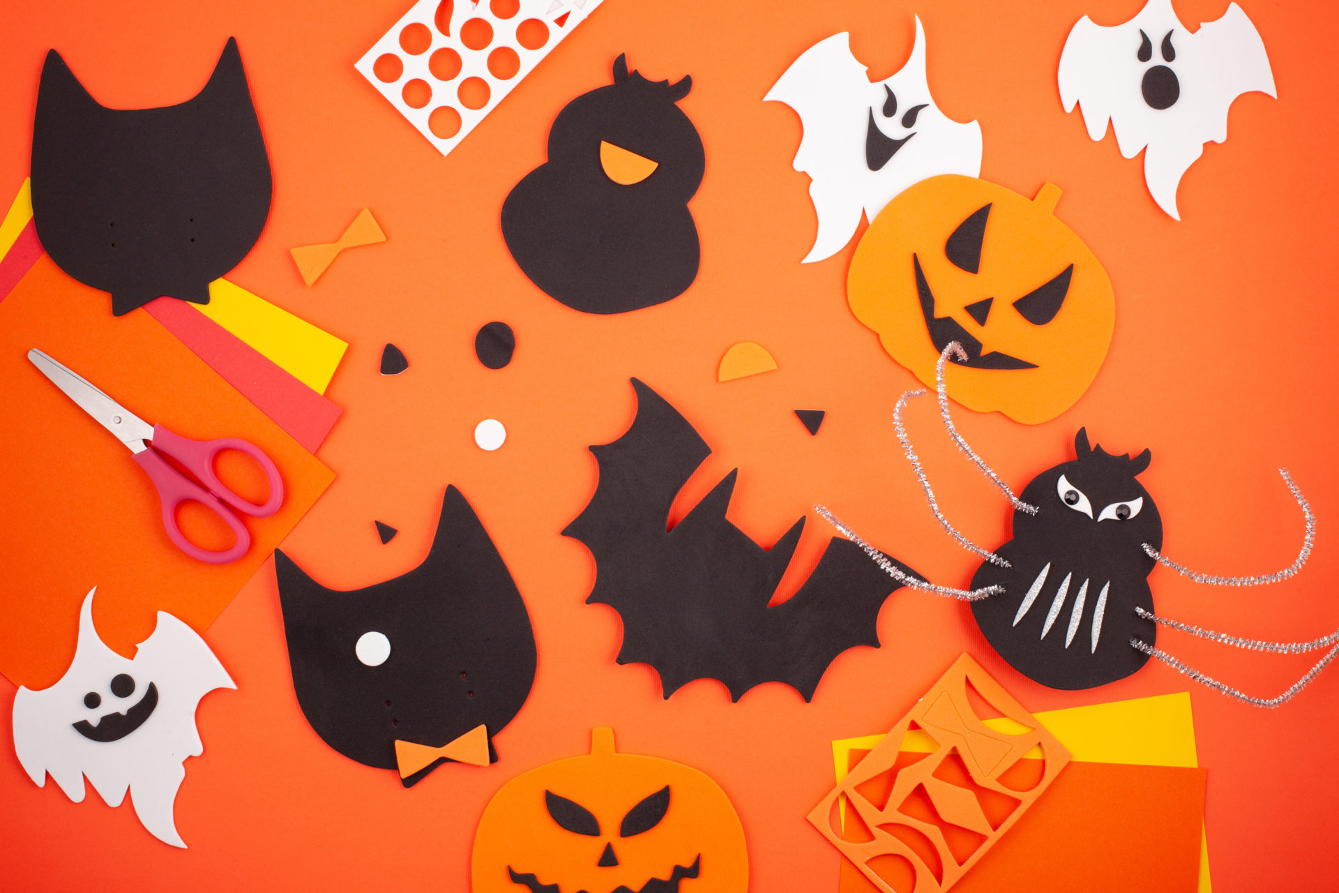 Fabriquer De La Décoration Pour Halloween, Une Araignée En encequiconcerne Activité Manuelle Sur Halloween
