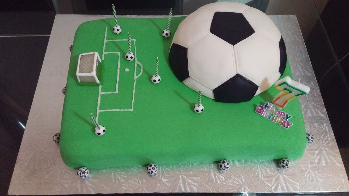Gâteau Soccer (Terrain &amp;amp; Ballon De Foot) Pas-À-Pas dedans Comment Faire Un Gateau En Forme De Ballon De Foot