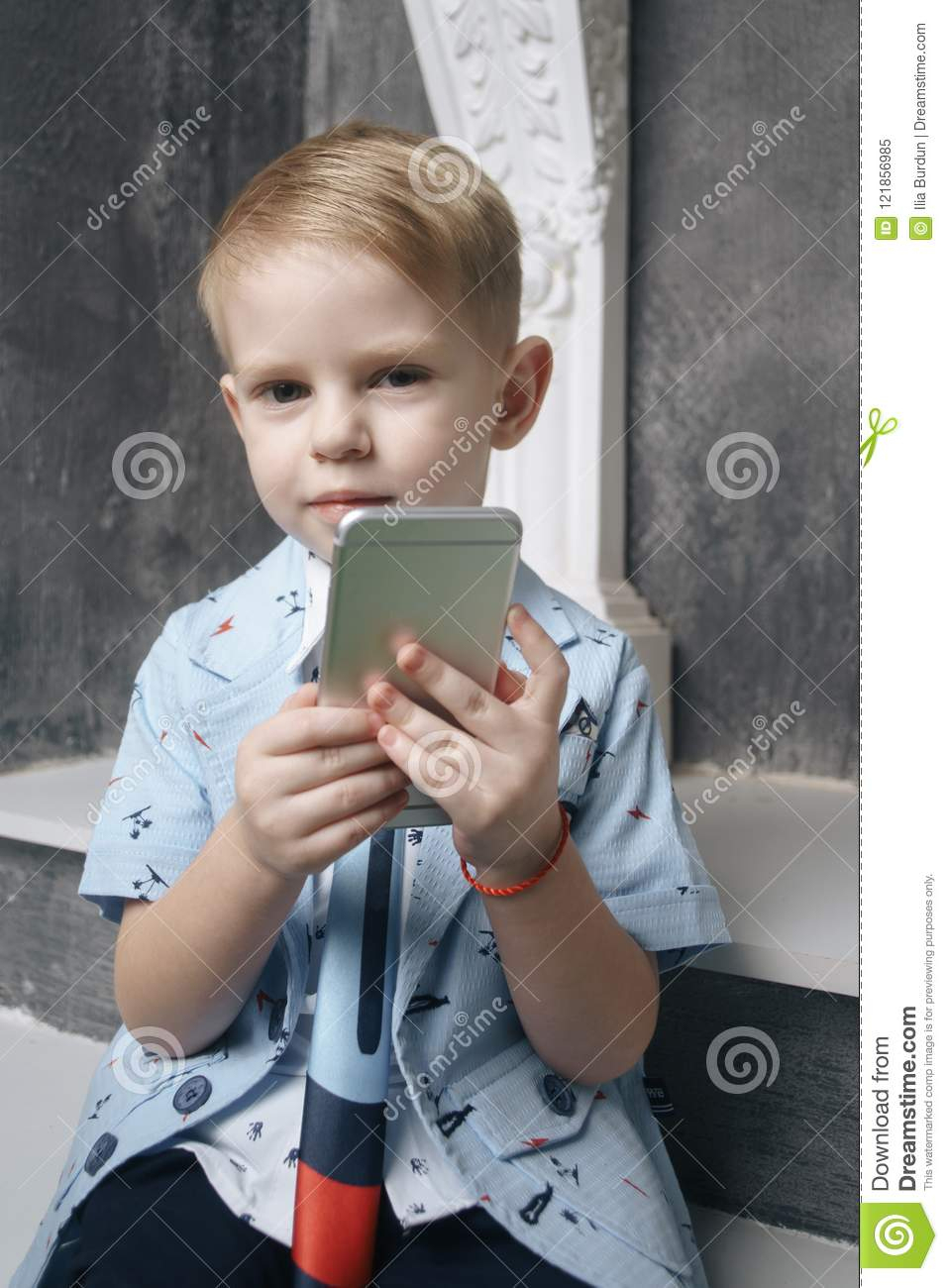 Jeu De Petit Garçon Avec Le Smartphone Image Stock - Image encequiconcerne Jeux Des Petit Garçon