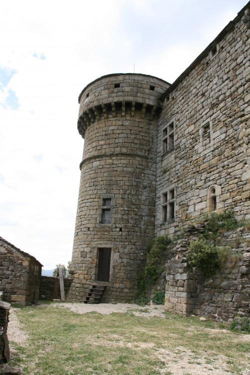 Le Moyen Age : Le Château Fort Et La Vie Quotidienne tout Chateaux Forts Moyen Age
