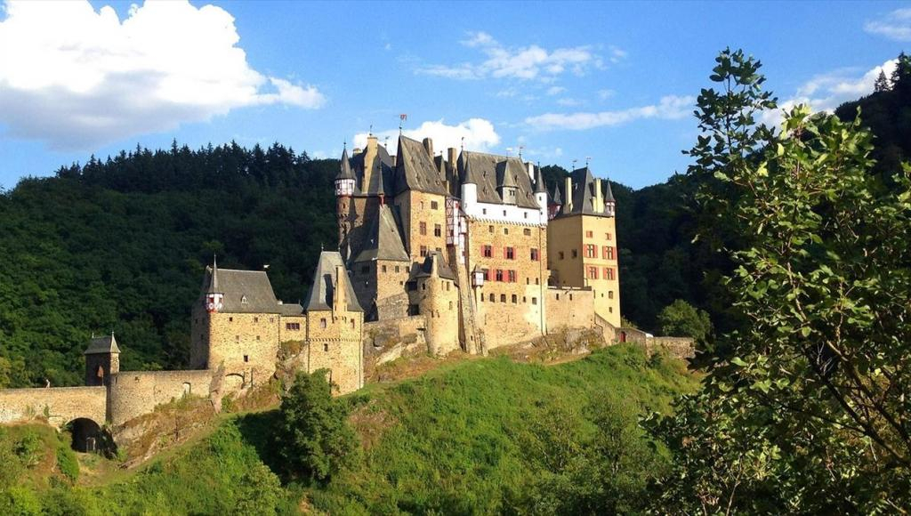 Les Châteaux Du Moyen Age | Télépro encequiconcerne Chateaux Forts Moyen Age