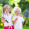 Les Enfants Jouent Au Badminton Ou Au Tennis Dans La Cour avec Enfant Qui Court