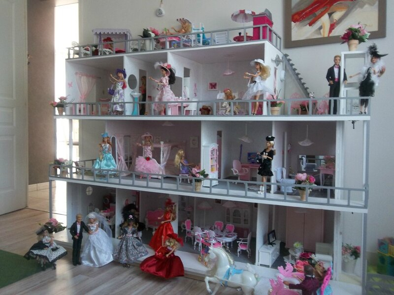 Mariage Chez Les Poupées Barbie - Construction De Maisons encequiconcerne Fabriquer Une Maison De Barbie En Carton