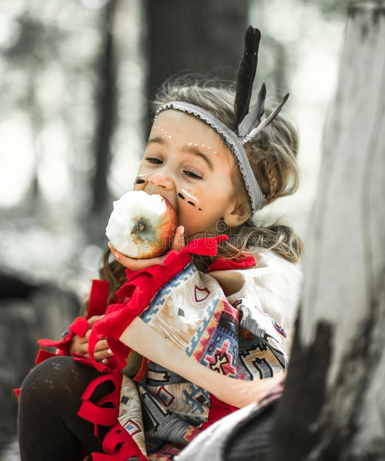 Portrait De Fille Dans Le Costume De L'Indien D'Amerique intérieur Indien Amerique