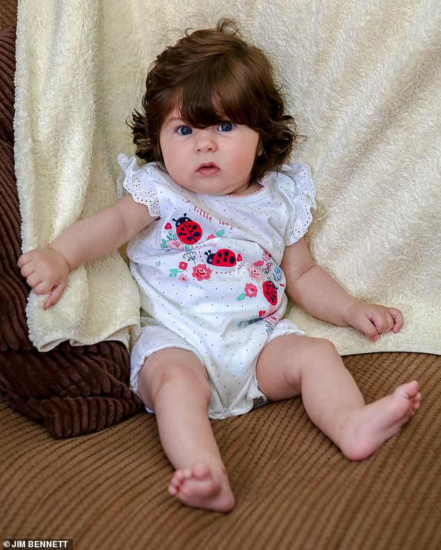 Un Bébé Nait Avec Tellement De Cheveux Qu'On La Confond à Avec Quoi Laver Les Vetements De Bébé