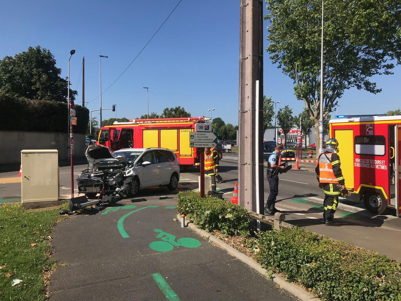 Une Voiture Finit Sa Course Dans Un Feu Rouge À Vire tout Jeux De Voiture Avec Feu Rouge