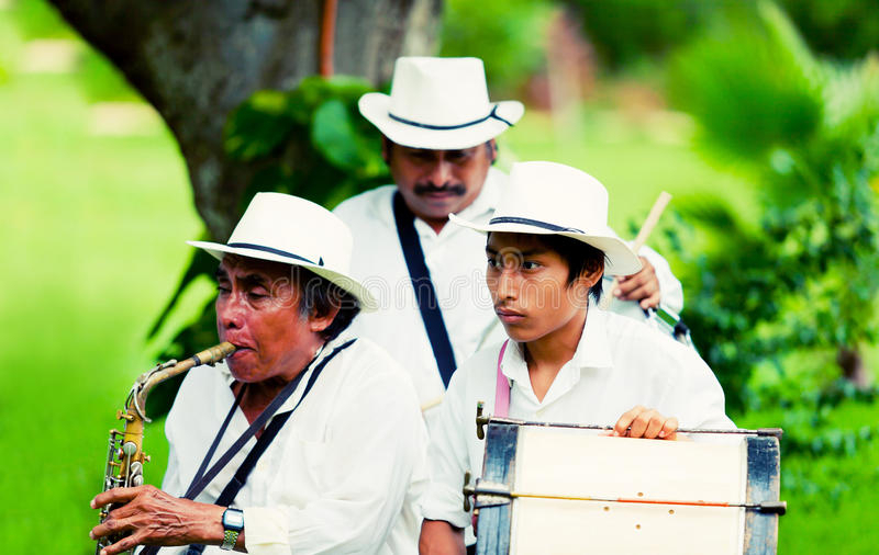 Vieux Musicien Mexicain Jouant Le Saxophone Photo Stock destiné Musicien Mexicain