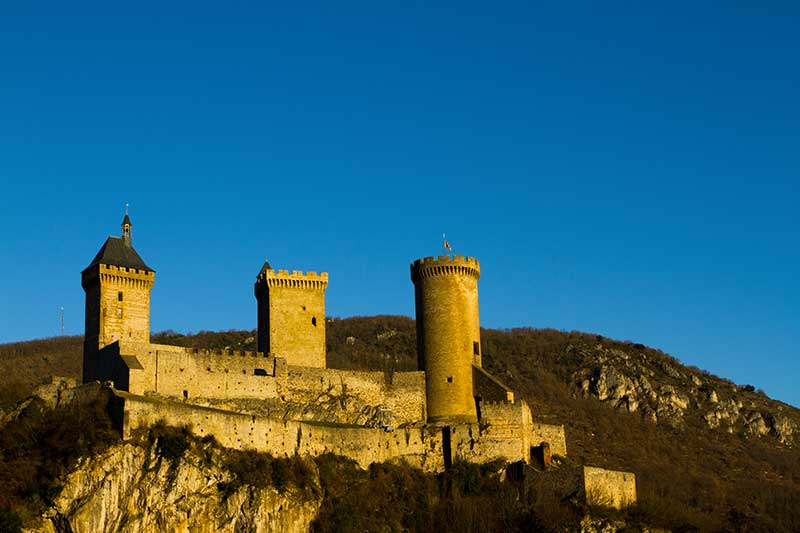 Visiter Un Château Fort Du Moyen Age - Les Couleurs Du concernant Chateaux Forts Moyen Age