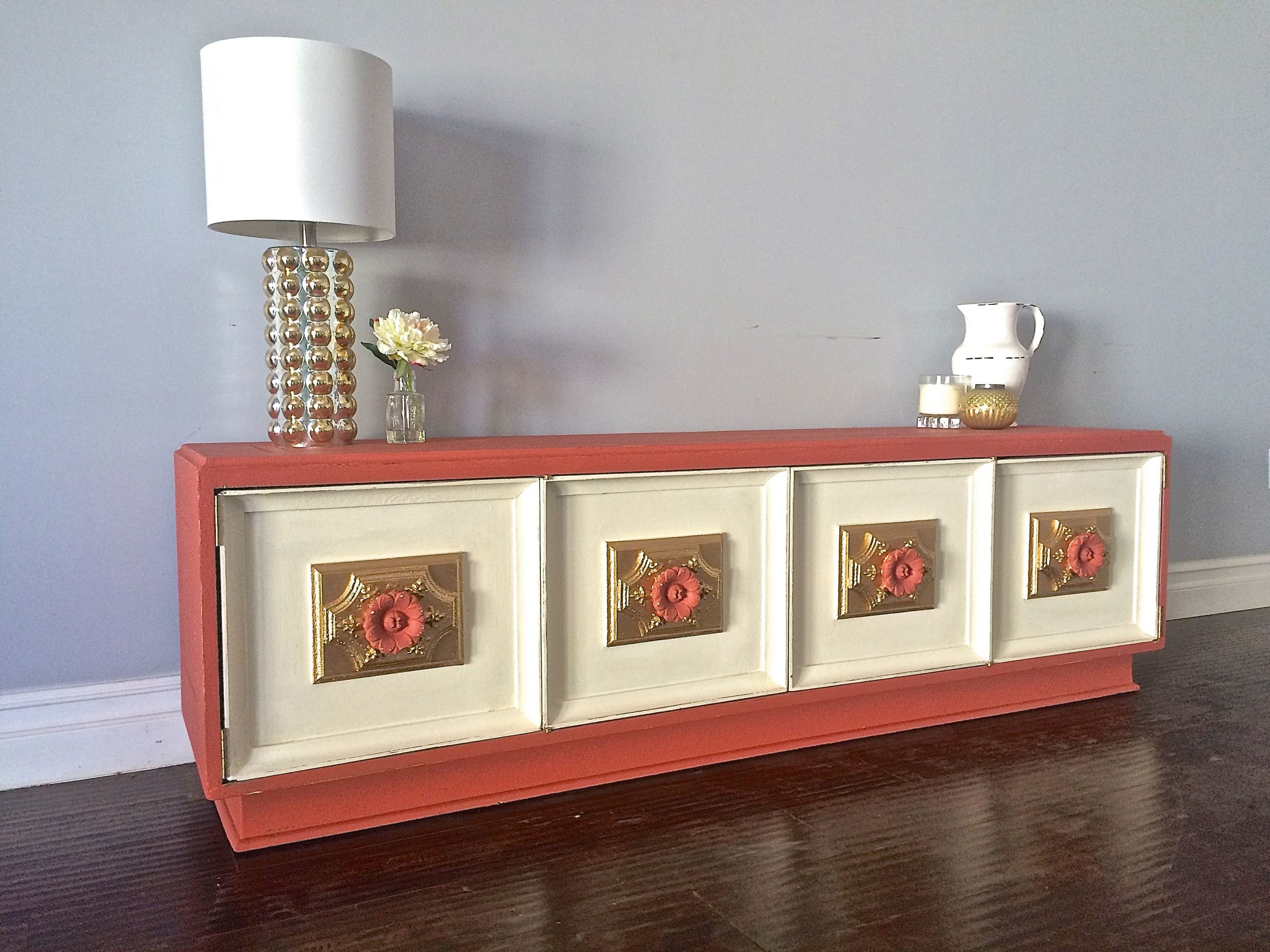 Shabby Chic Coral, Cream &amp;amp; Gold Leaf Tv Stand / Console avec Shabby Chic Tv Stand