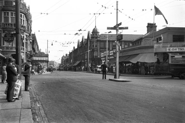 Southend High Street, The Hotel Victoria And Dixons C1933 dedans London Victoria To Southend-On-Sea