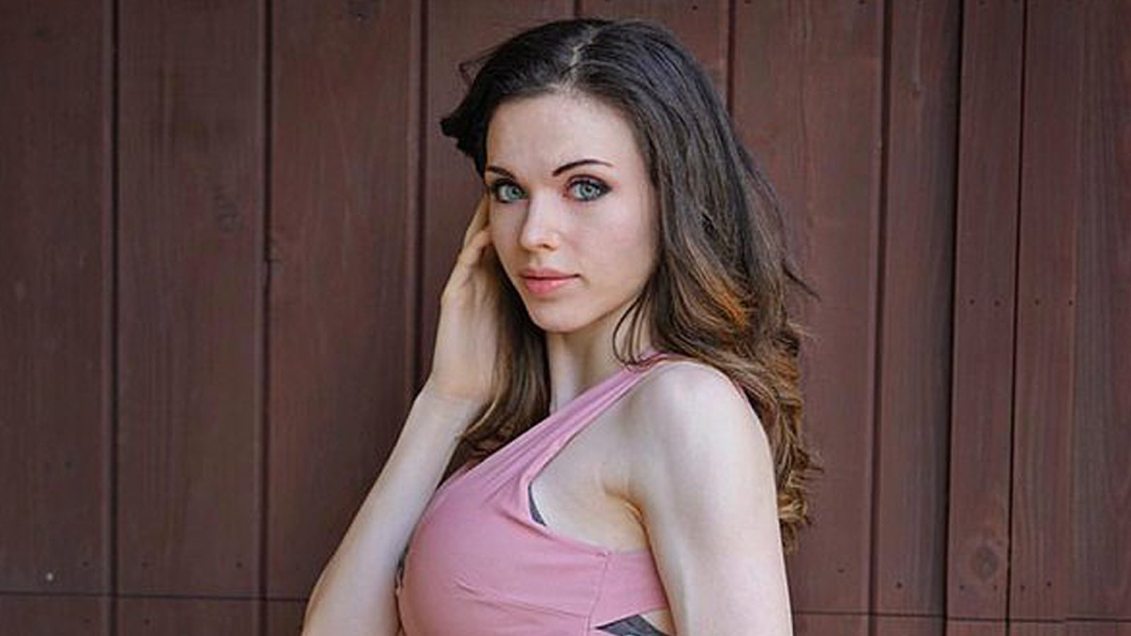 Amouranth Becomes Fastest-Growing Twitch Streamer After intérieur Amouranth Twitter