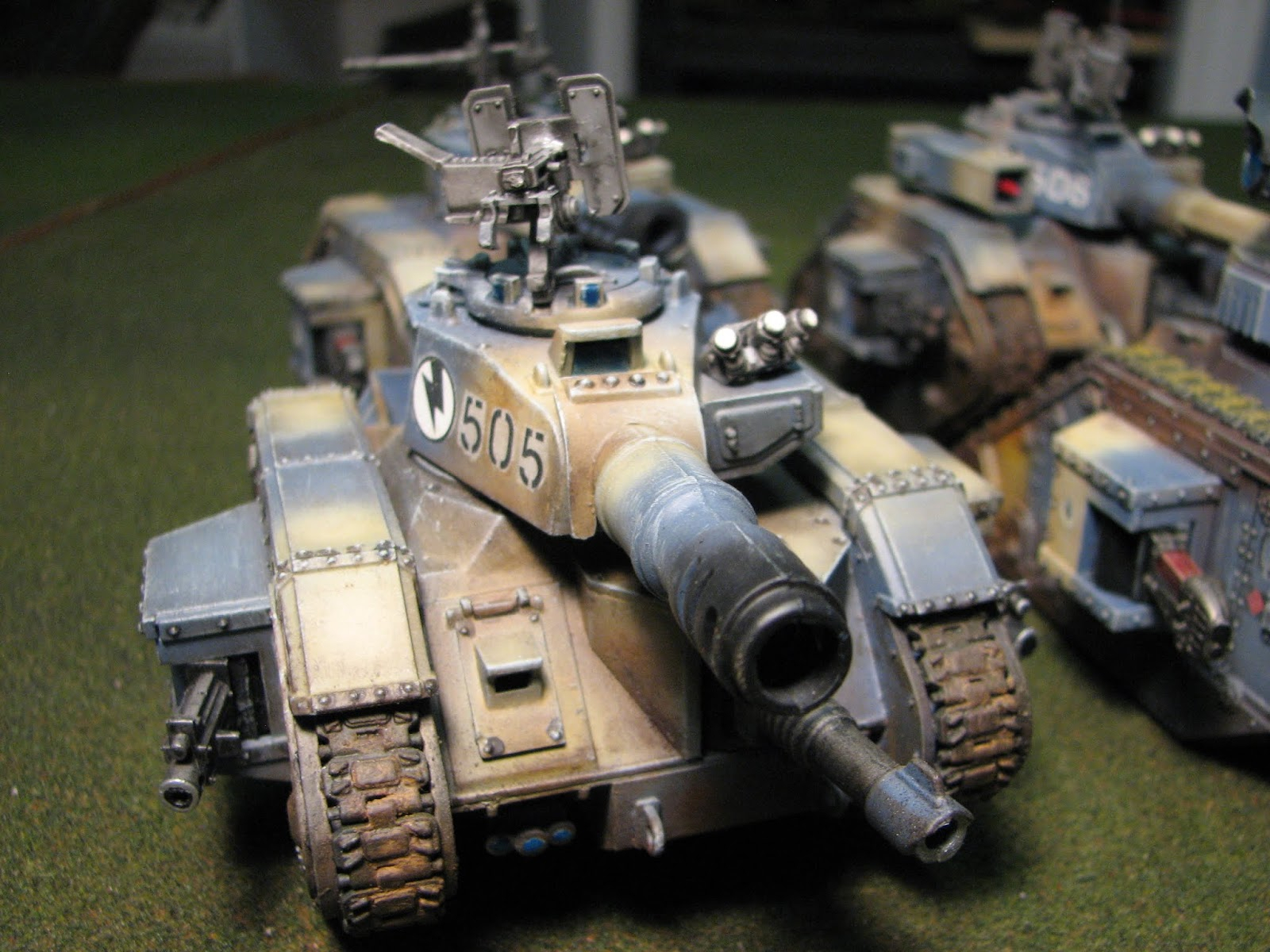 Small Soldiers - Fight! Win! : Warhammer 40K Imperial tout Leman Russ 40K