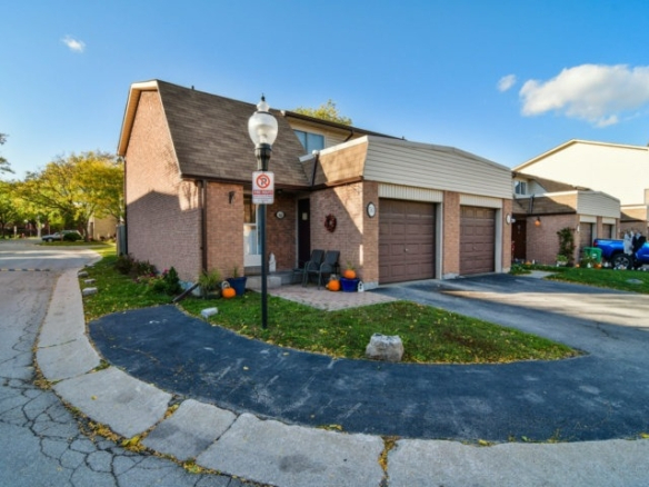 Townhouses For Sale In Mississauga - Bromsgrove Rd destiné Houses For Sale Bromsgrove