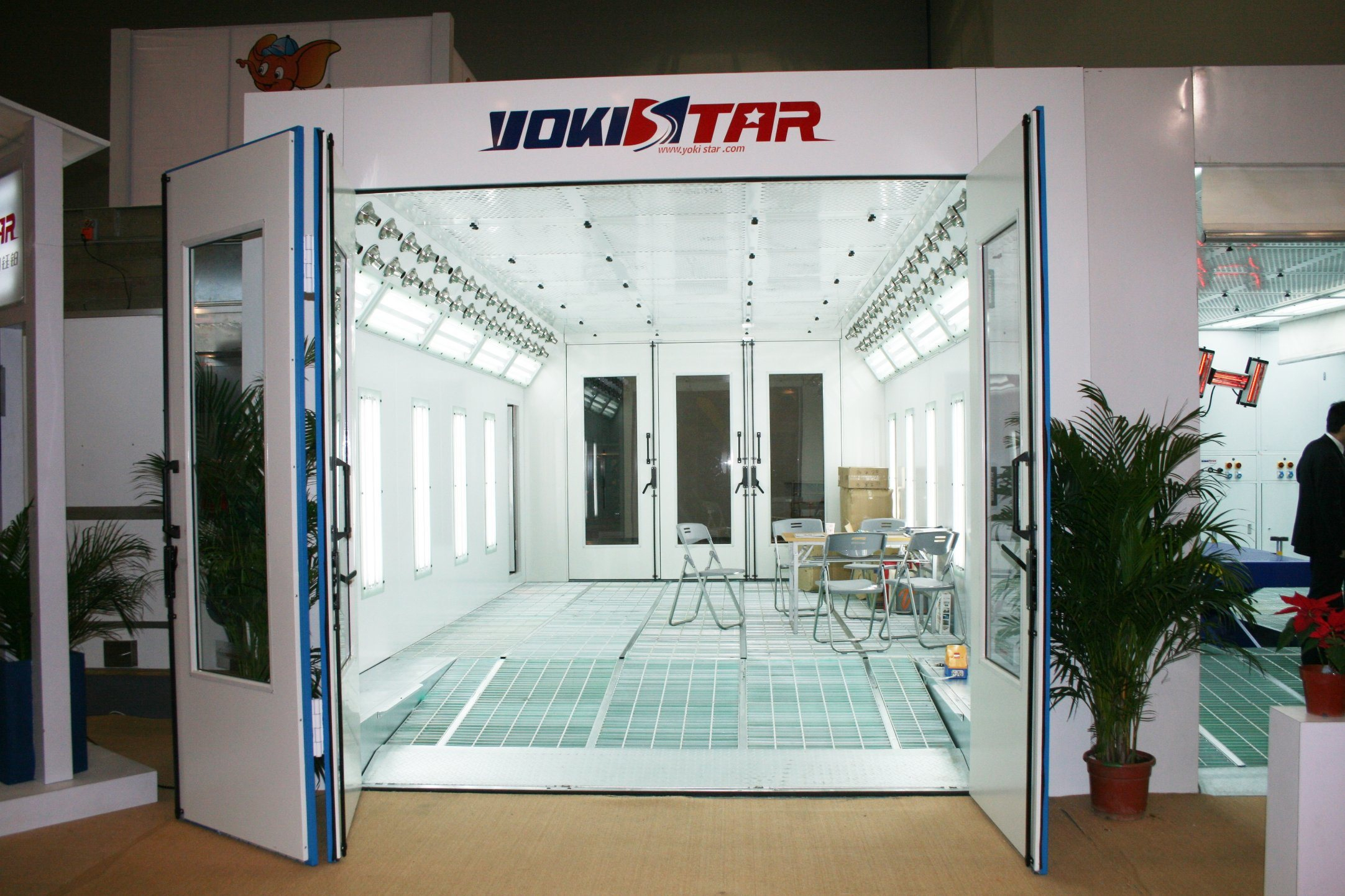 China Yokistar Ce Spray Booth Commercial Auto Paint Booth dedans Mobile Spray Booth For Sale