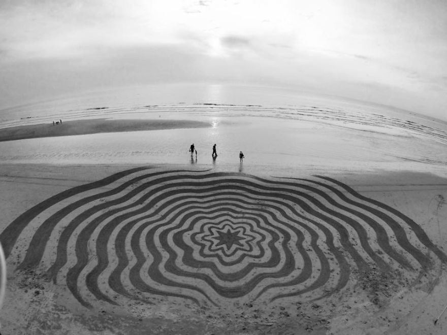 Il Dessine De Gigantesques Glyphes Sur Le Sable, Visibles pour J&amp;#039;Avais Dessiné Sur Le Sable,