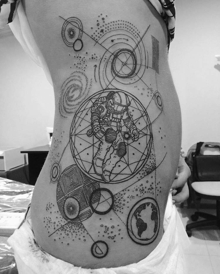 Tatouage Espace En 25 Idées Inspirantes encequiconcerne Dessin Tatouage,