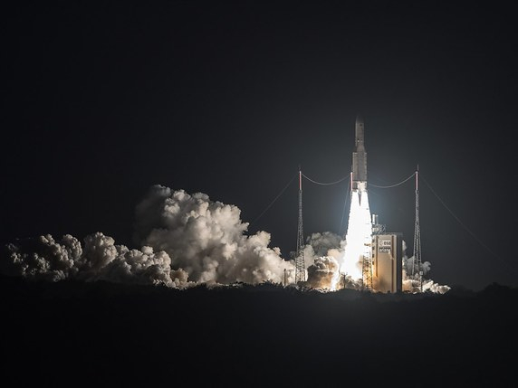 Une Fusée Ariane 5 Décolle De Kourou Avec 2 Satellites pour Ariane 5 Dessin