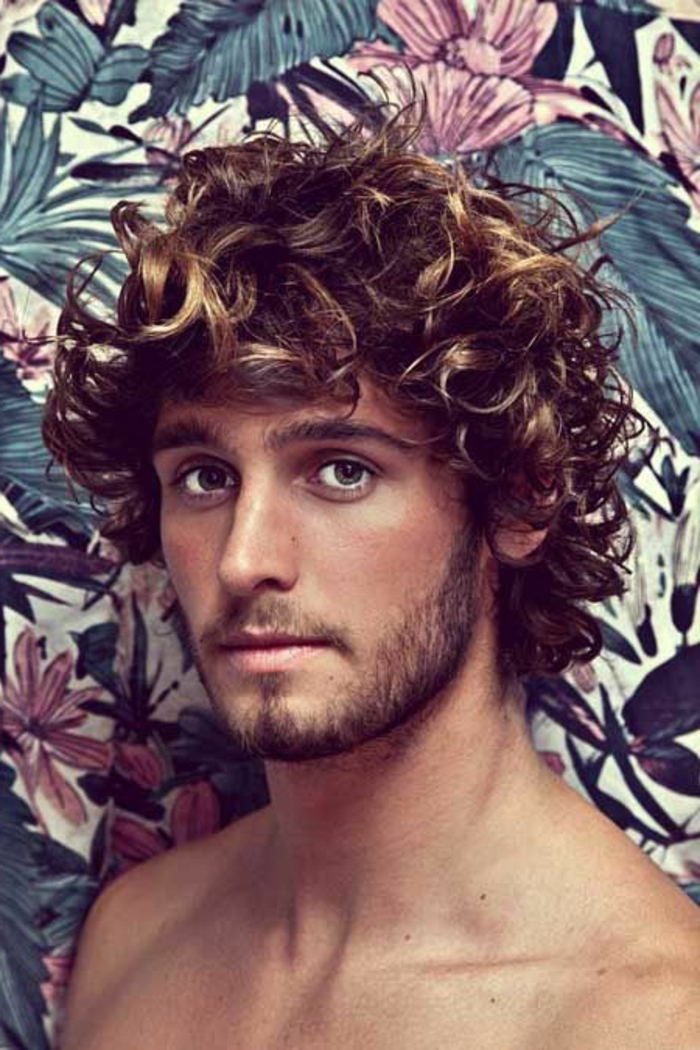 63 Astuces Pour Les Hommes Aux Cheveux Frisés. Les Coiffures De 2021! destiné Dégradé Cheveux Bouclés Homme