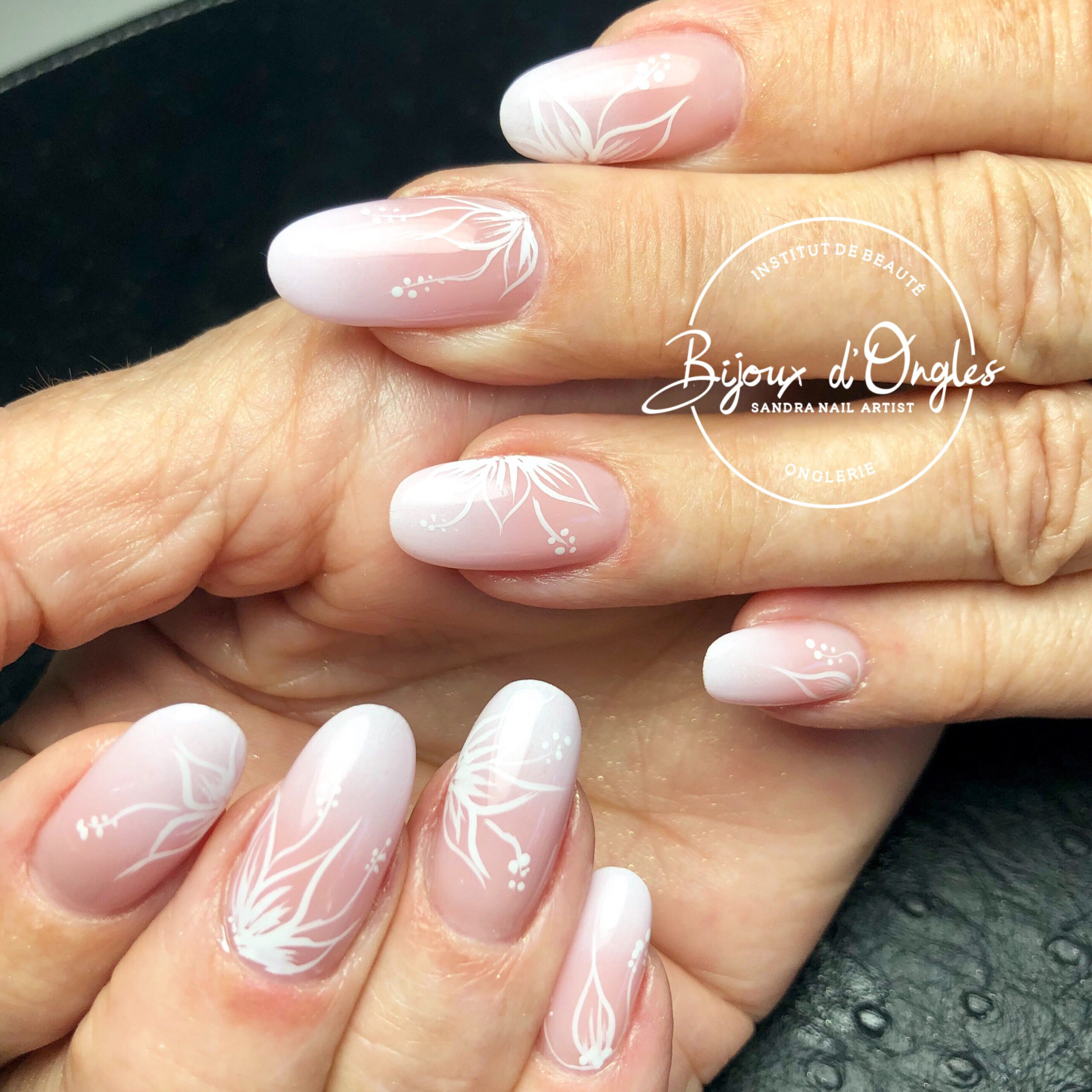 Babyboomer Et Fleurs Faites Main En 2020 | Ongles Fleurs, Ongles Et pour Baby Boomer Paillette