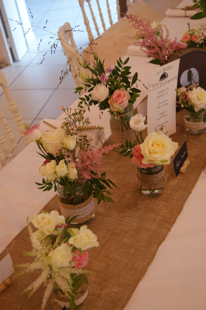 Bocaux Décorés Et Fleuris Pour Mariage Champêtre Chic. | Mariage avec Décoration Table Baptême Champêtre