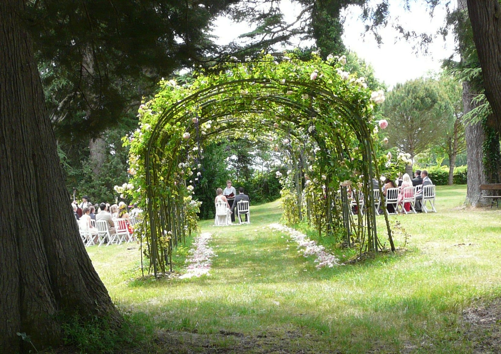 Cérémonie Laïque , Arche De Rosiers Et Allée De Pétales à Arche Ceremonie Laique