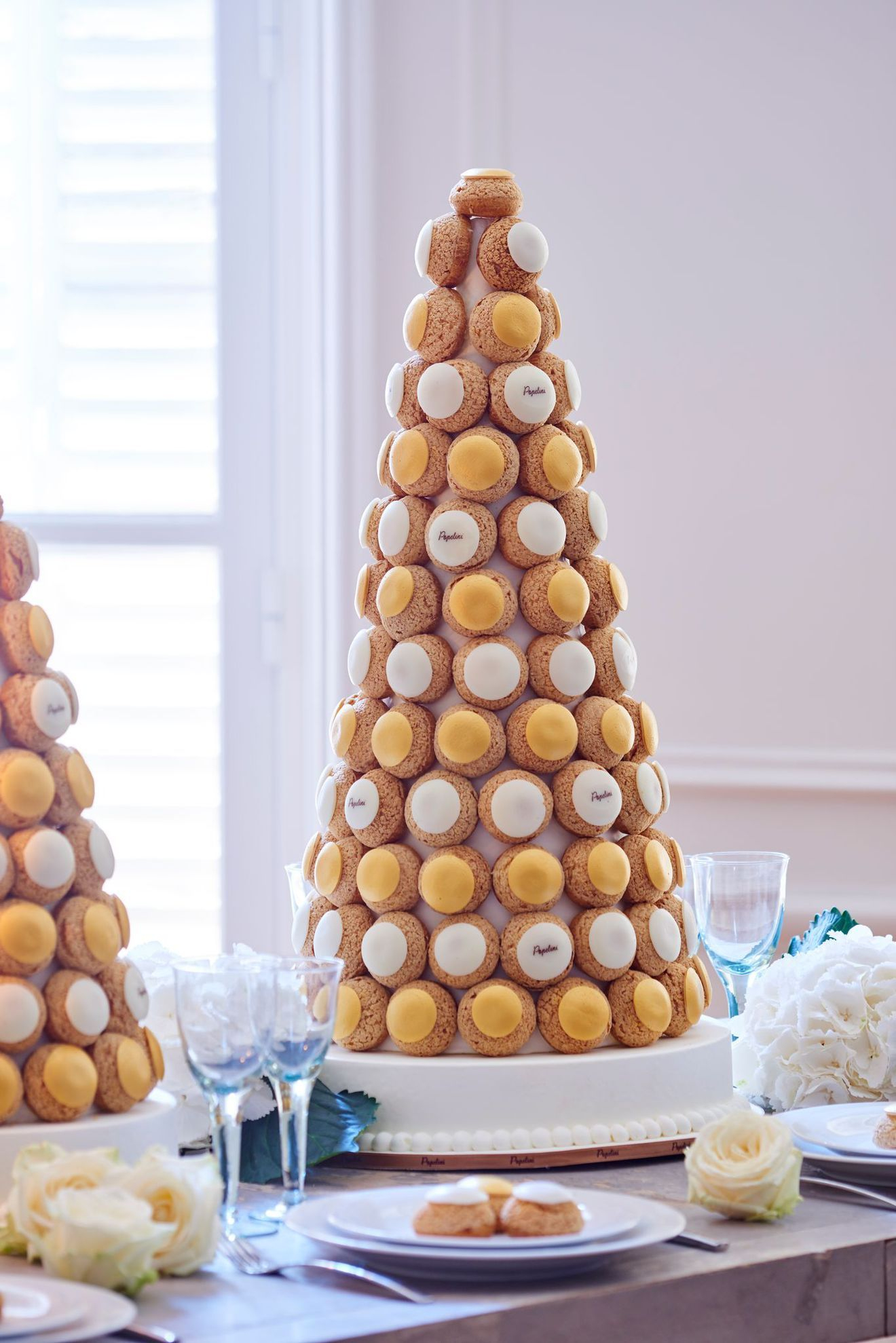 Épinglé Sur Croquebouche concernant Original Pièce Montée Mariage Choux Nougatine