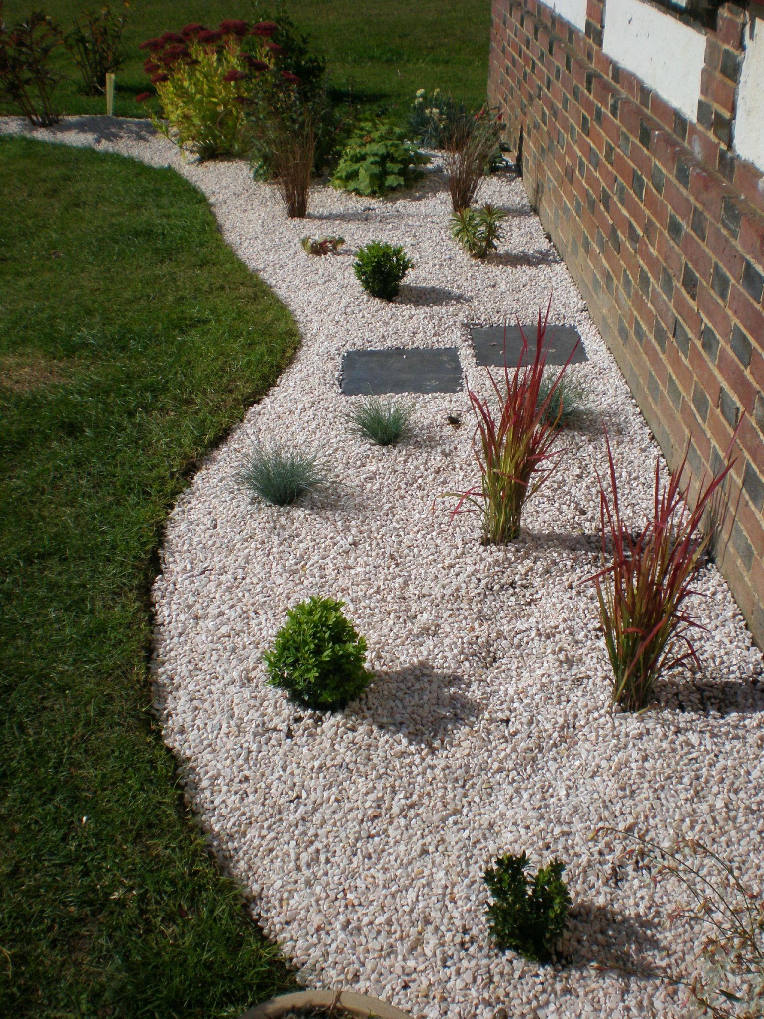 Épinglé Sur Ogród intérieur Jardin Cailloux Blanc Et Ardoise