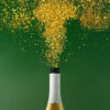 Explosion De Bouteille De Champagne Avec Des Paillettes Dorées Sur Le avec Mur A Champagne