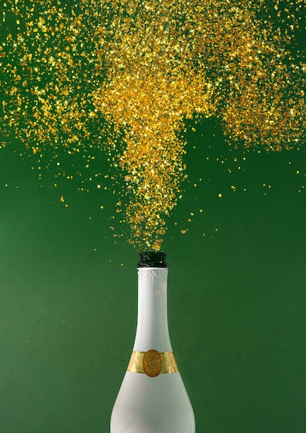 Explosion De Bouteille De Champagne Avec Des Paillettes Dorées Sur Le avec Mur A Champagne