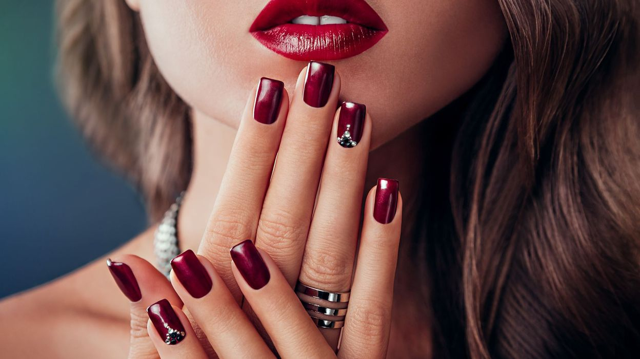 Le Chrome Nails : La Nouvelle Tendance En Manucure concernant Idee Ongle Rouge