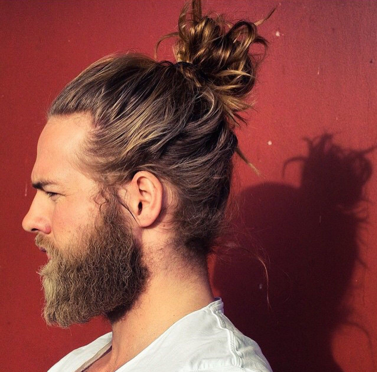 Man Bun. | Top Knot Hairstyles, Long Hair Styles Men, Man Bun Hairstyles pour Mec Cheveux Long