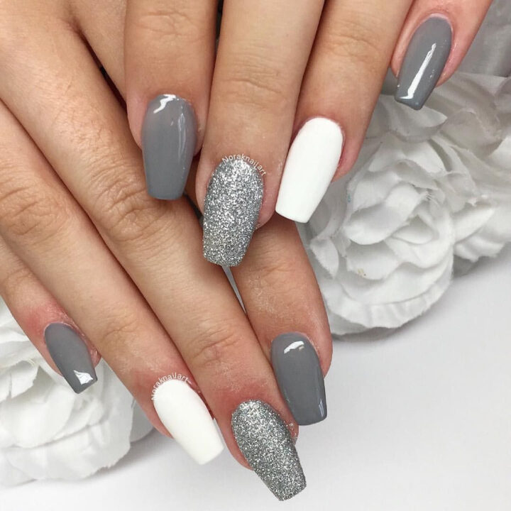 Nail By Nora Voici Une Pose Tendance Gris, Mat , Blanc Et Paillettes destiné Idee Ongles En Gel Blanc