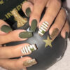 #Nailsart Glamorous Nails, Elegant Nails, Stylish Nails, Green Nail avec Ongles Kaki Et Or