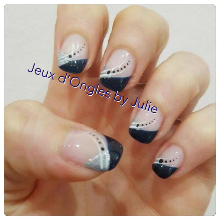 Ongles En Gel Argenté Astral Et Bleu Nuit Avec Petites Décorations serapportantà Ongle Bleu Nuit