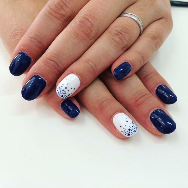 Ongles Gel. Ongles Bleus Et Blancs. Petits Points. Petits Pois. Nail concernant Ongle Bleu Nuit