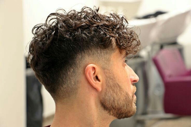 Pin De Vitor Toledo Em Hair | Penteados Undercut, Cabelo Descolado pour Dégradé Cheveux Bouclés Homme