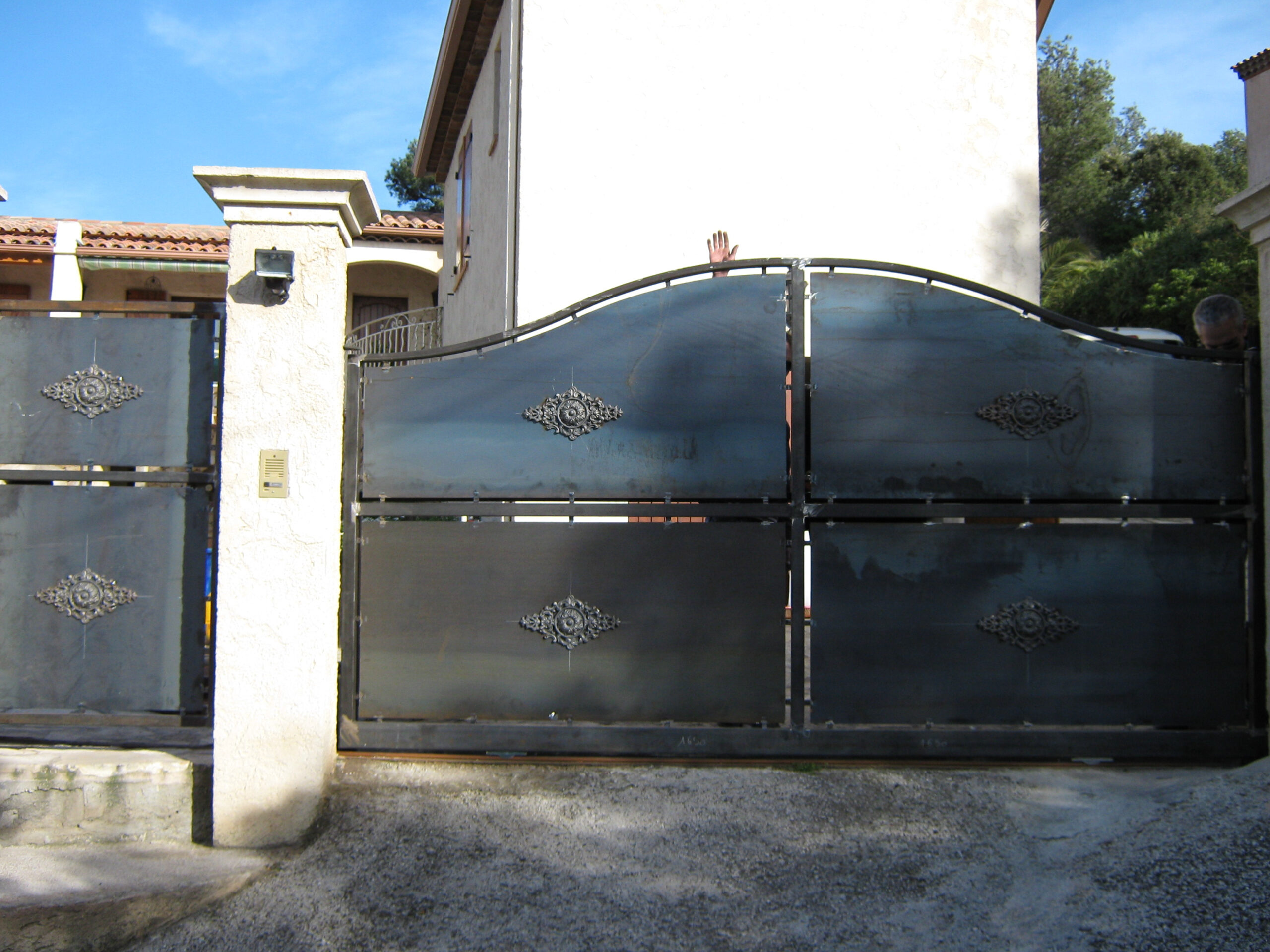 Portail Coulissant Et Portillon Acier | Faufer intérieur Portail Fer Forgé Moderne