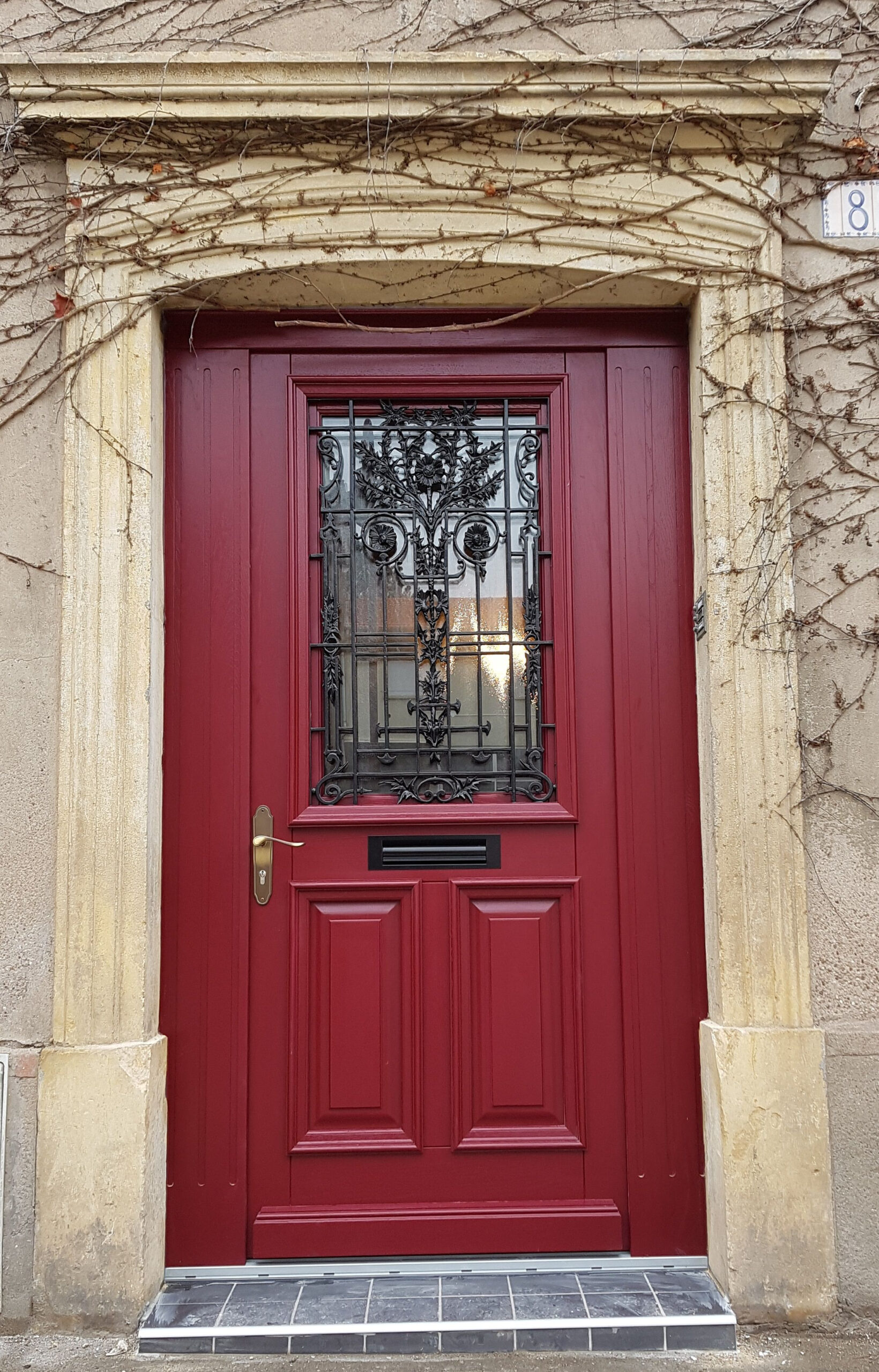 Porte En Bois Rouge Avec Grille En Fer Forgé Exterior Door Styles dedans Porte D&amp;amp;#039;Entrée Maison Ancienne