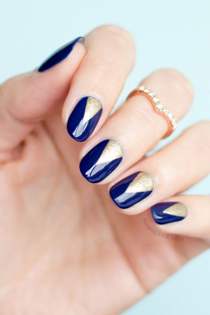 Pour Être La Reine De La Night Jusqu'Au Bout Des Ongles, Voici 30 Idées tout Ongle Bleu Nuit